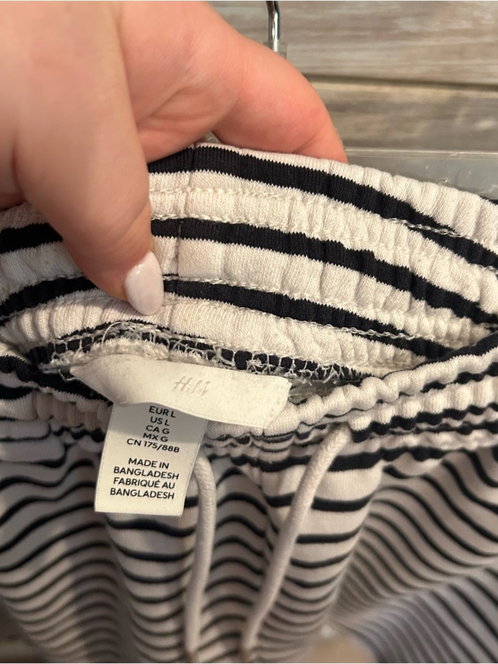 H&M Women's Cream/Striped Sweatshirt shorts - Picture 5 of 6
